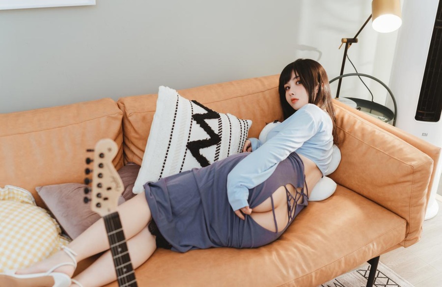 Rioko凉凉子：吉他妹妹系带裙的魅力演绎[45P1V-1.24GB]