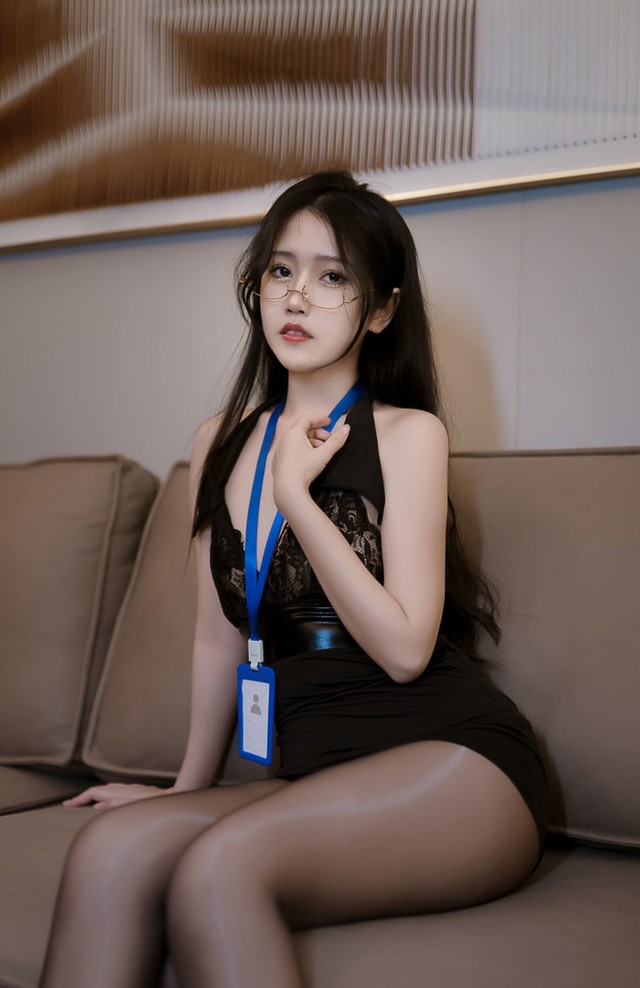 不呆猫NO.051性感秘书cos：职场魅惑の完美还原 [40P-532MB]